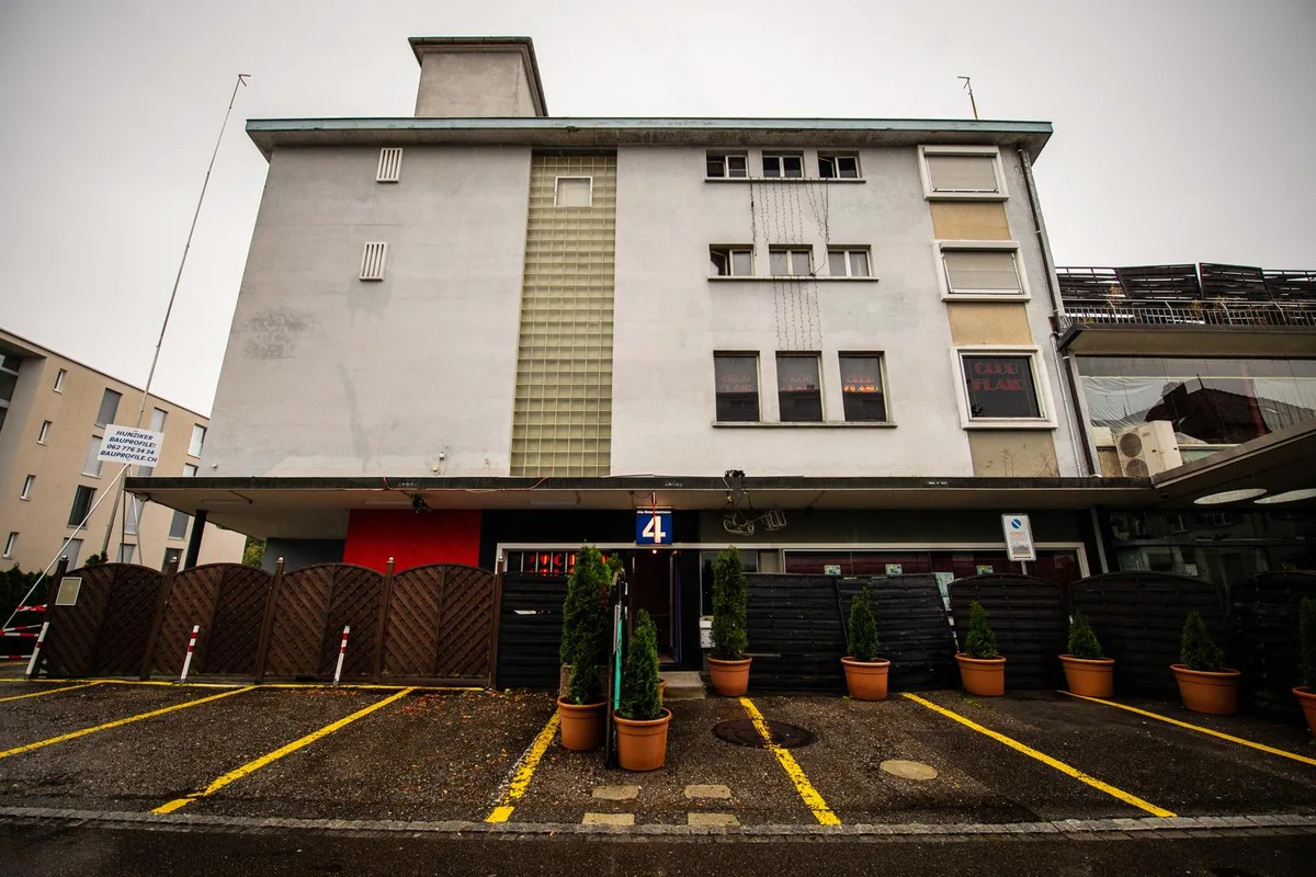 wetzikon_04102019_ehemaligeskinorio_sbo_4 Seit kurzem sind beim ehemaligen Kino Rio Baugespanne aufgestellt., Der Hauseigentümer plant, das ehemalige Kinogebäude abzureissen. , An dessen Stelle wird ein Neubau errichtet, wie diese Visualisierung zeigt., Das benachbarte Haus im Jugendstil soll saniert werden. , In den vom Umbau betroffenen Liegenschaften sind aktuell drei Sex-Etablissements einquartiert., Anwohner störte n sich in der Vergangenheit an deren Leuchtreklamen. Es entbrannte ein Rechtsstreit. , Nun sollen die Bordell-Betriebe an dieser Adresse ganz schliessen., Stattdessen soll es dort bis 2022 neue Eigentumswohnungen geben.