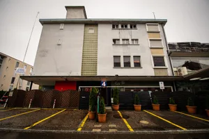 wetzikon_04102019_ehemaligeskinorio_sbo_4 Seit kurzem sind beim ehemaligen Kino Rio Baugespanne aufgestellt., Der Hauseigentümer plant, das ehemalige Kinogebäude abzureissen. , An dessen Stelle wird ein Neubau errichtet, wie diese Visualisierung zeigt., Das benachbarte Haus im Jugendstil soll saniert werden. , In den vom Umbau betroffenen Liegenschaften sind aktuell drei Sex-Etablissements einquartiert., Anwohner störte n sich in der Vergangenheit an deren Leuchtreklamen. Es entbrannte ein Rechtsstreit. , Nun sollen die Bordell-Betriebe an dieser Adresse ganz schliessen., Stattdessen soll es dort bis 2022 neue Eigentumswohnungen geben.