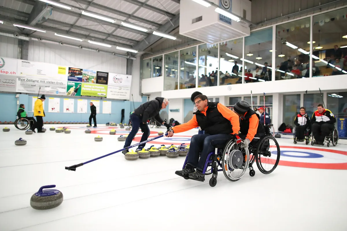 rollstuhlcurling_dku_19 In Wetzikon trifft sich die Weltelite der Rollstuhlcurler., 20 Teams treten diese Woche an - es ist das grösste Turnier überhaupt., Weil nicht gewischt wird, ist eine präzise Steinabgabe umso wichtiger., Im März nächsten Jahres findet in Wetzikon auch die WM statt.