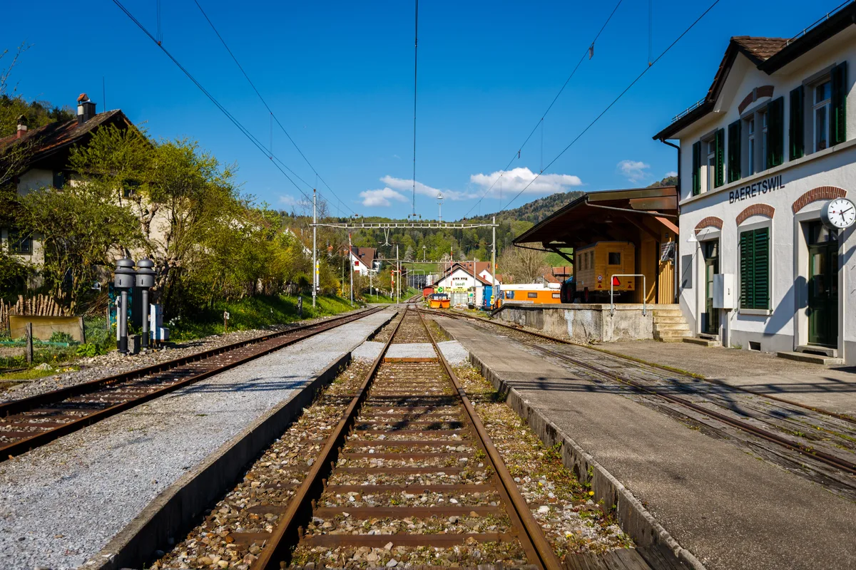 baeretswil_bahnhof_zonvi Beim Bahnhof Bäretswil darf geraucht werden. Die SBB bedienen die Strecke nicht mehr., Der Bahnhof Egg wurde im letzen Jahr fertig umgebaut. Ein Rauchverbot gibt es dort heute allerdings noch nicht., Auch beim Bahnhof Esslingen sind noch keine Nichtraucher-Markierungen zu sehen.