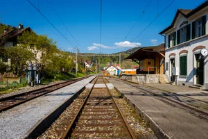 baeretswil_bahnhof_zonvi Beim Bahnhof Bäretswil darf geraucht werden. Die SBB bedienen die Strecke nicht mehr., Der Bahnhof Egg wurde im letzen Jahr fertig umgebaut. Ein Rauchverbot gibt es dort heute allerdings noch nicht., Auch beim Bahnhof Esslingen sind noch keine Nichtraucher-Markierungen zu sehen.