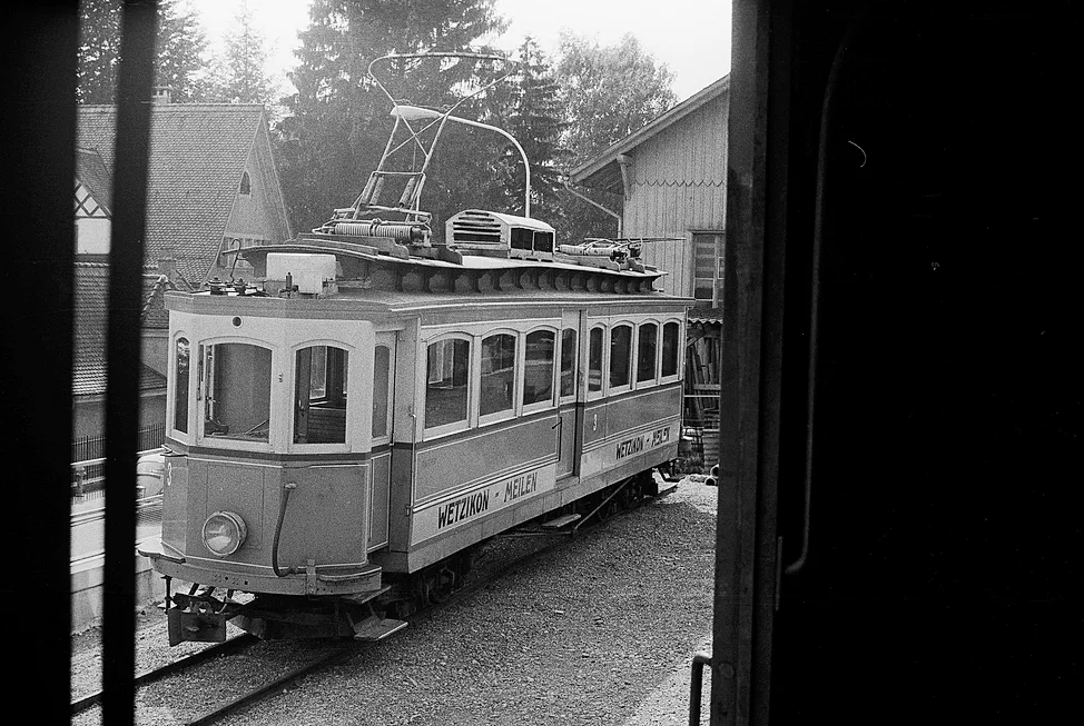 Das blau-weisse Bähnlein sah ähnlich aus wie das alte Züri-Tram. (Bild: ETH-Archiv)