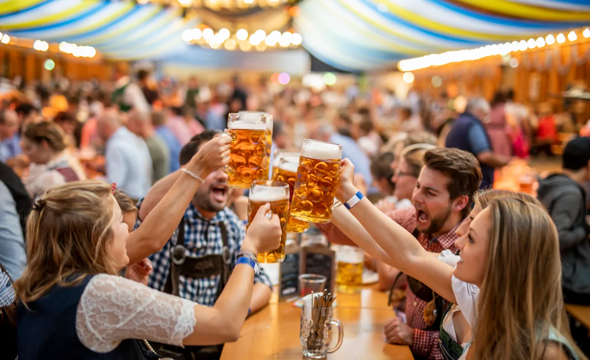 uster_27092019_oktoberfest_crm_4 Gemeinsam wird am Oktoberfest Bier getrunken., Das Schloss von Uster schmückte das diesjährige Bühnenbild.