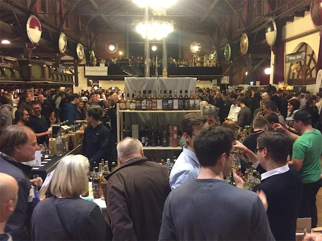 whiskymesse_1_ Das Whiskyschiff lockt jährlich bis zu 6000 Besucher an., Christoph Kessler (l.) und Marco Caviezel wollen die Bikers Base im nächsten Frühling eröffnen.