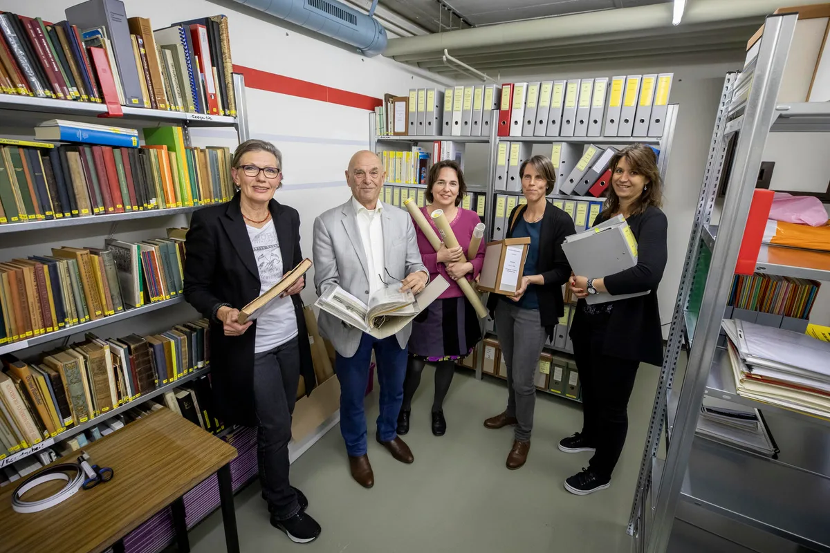 uster_28032019_archiv_crm_6 Archivarin Christa Weisshaupt und Felix Hess, Vereinspräsident des Mönchaltorfer Forums bei der Wiedereröffnung des Dorfarchiv , Wertvoll sind Fotos, die Beschreibungen enthalten., Die Bibel einer Mönchaltorfer Familie Brunner von 1712 auf dem Tisch eines Mönchaltorfer Holzbildbauers gehört auch zum Archiv., Für die Archivarin warten noch weitere Aufgaben im Bunker., Der Ausstellungsraum im Dorfarchiv sieht heute so aus.
