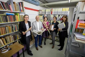 uster_28032019_archiv_crm_6 Archivarin Christa Weisshaupt und Felix Hess, Vereinspräsident des Mönchaltorfer Forums bei der Wiedereröffnung des Dorfarchiv , Wertvoll sind Fotos, die Beschreibungen enthalten., Die Bibel einer Mönchaltorfer Familie Brunner von 1712 auf dem Tisch eines Mönchaltorfer Holzbildbauers gehört auch zum Archiv., Für die Archivarin warten noch weitere Aufgaben im Bunker., Der Ausstellungsraum im Dorfarchiv sieht heute so aus.