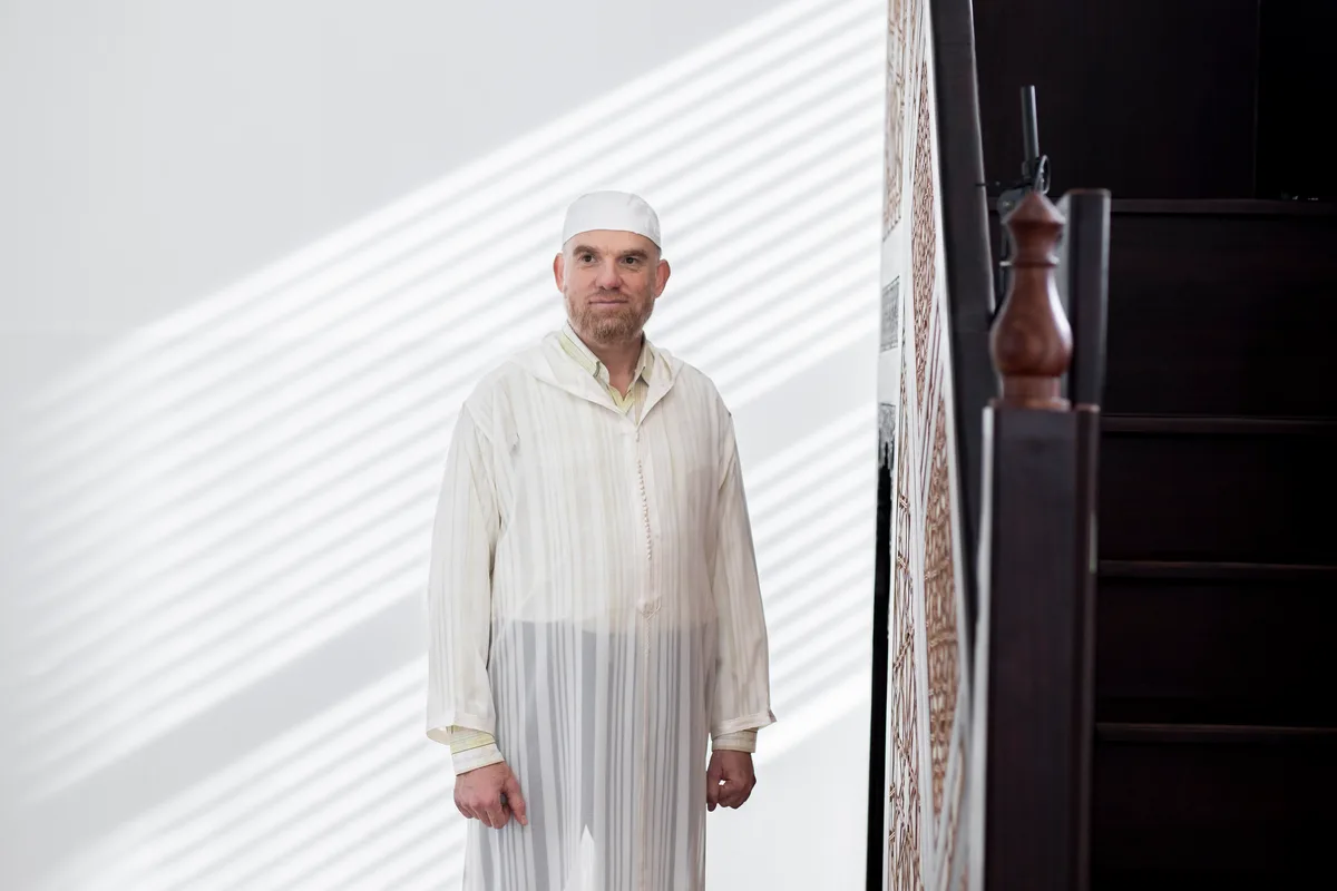 Zur Freitagspredigt trägt Alasaad das arabische Gewand «Galabiya». (Foto: Christian Merz)