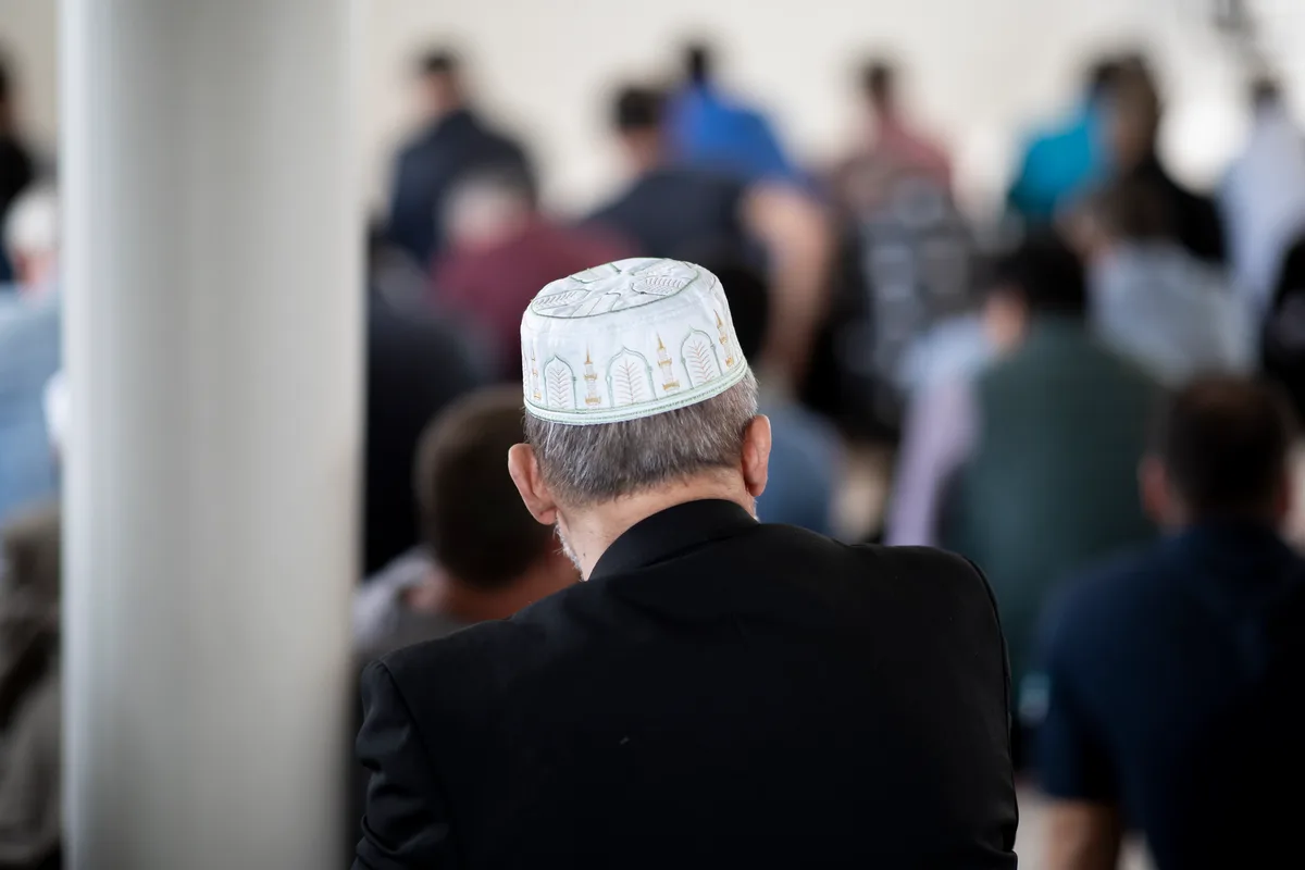 Einige Muslime tragen eine Kopfbedeckung während dem Gebet. (Foto: Christian Merz)