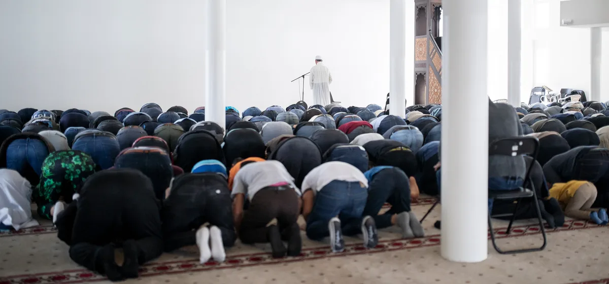 Gemeinsam werfen sich die Gläubigen in Richtung Mekka nieder. (Foto: Christian Merz)