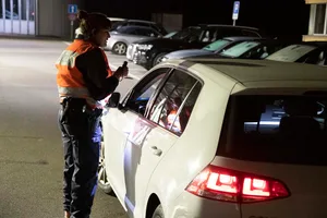 a1_fr_kontrolle_25102019_re_01 Bei einer Grosskontrolle der Kantonspolizei wurde die Fahrfähigkeit der Automobilisten geprüft., An einem Anhalteposten erfolgt eine erste Kurzüberprüfung der Autoinsassen., Autos, die man sich genauer ansehen will, werden auf einen Kontrollplatz geleitet., Autos, die man sich genauer ansehen will, werden auf einen Kontrollplatz geleitet., Auf dem Kontrollplatz erfolgt dann die genaue Überprüfung des Fahrzeugs und vor allem des Lenkers., Auf dem Kontrollplatz erfolgt dann die genaue Überprüfung des Fahrzeugs und vor allem des Lenkers.