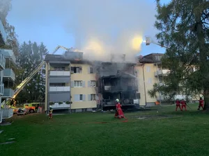 20_uster Die Situation am Brandplatz nach Beginn der Löscharbeiten., Die Löscharbeiten dauerten bis in die Nacht hinein., Die Feuerwehr beim Löschen., Ein Wohnblock in Uster brannte lichterloh., Die Rauchsäule war weitherum sichtbar., Die Feuerwehr ist mit einem grossen Aufgebot vor Ort., Dichte Flammen dringen aus mindestens zwei Geschossen., Die Löscharbeiten dauerten bis in die Nacht hinein., Auch von einer Autodrehleiter aus wurden die Flammen bekämpft., Die Löscharbeiten dauerten bis in die Nacht hinein.