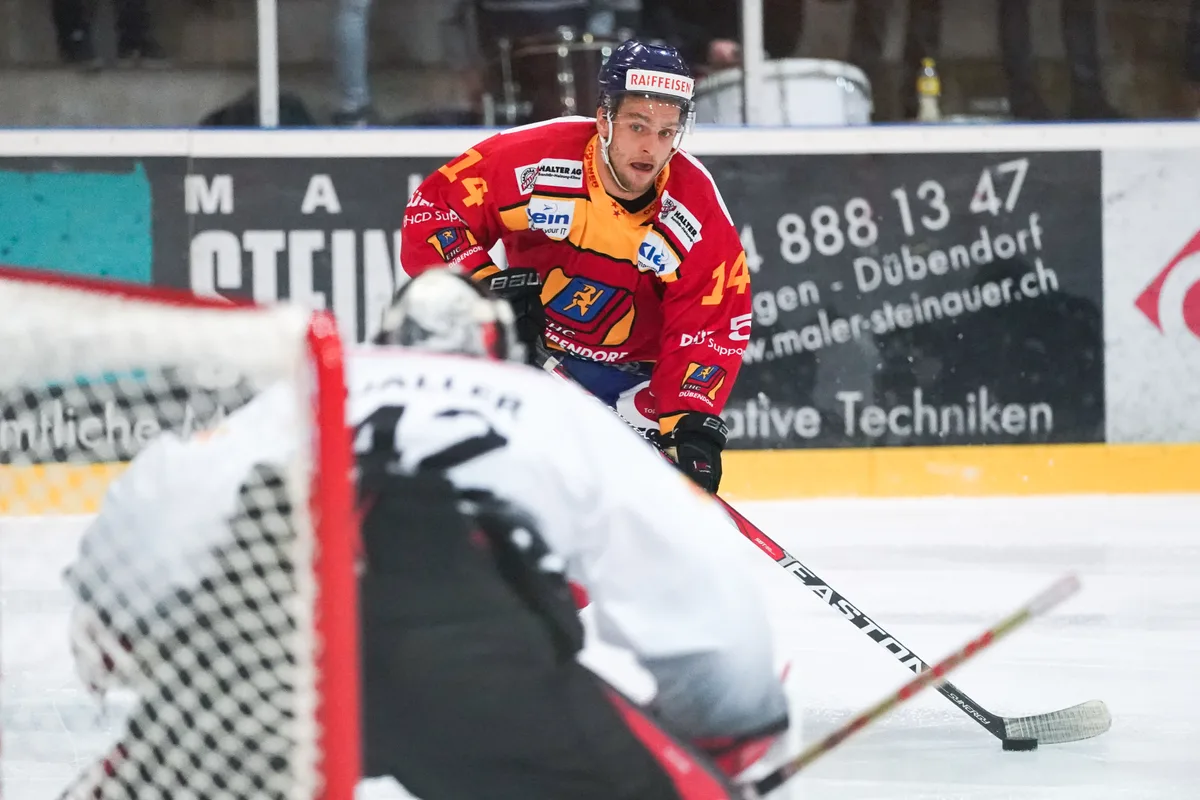 sport_16102019_eishockeyduebendorfbasel_dku_7_ Manuel Neff vollendete die Dübendorfer Wende gegen Huttwil.