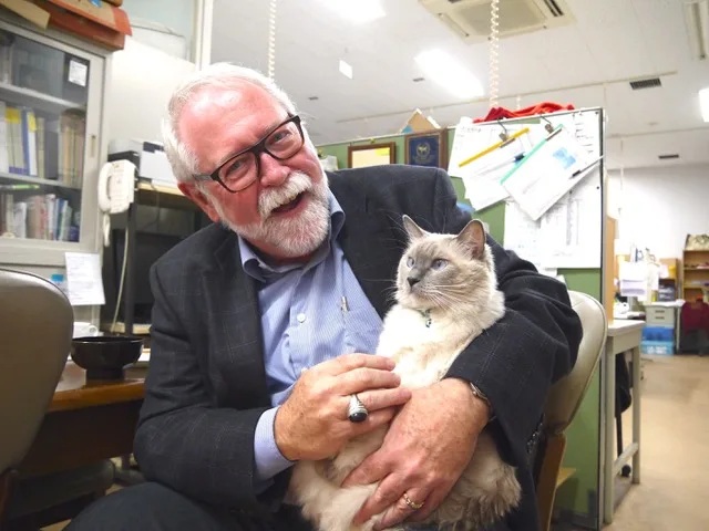 dennis_c-_turner Dennis C. Turner mit einer Therapiekatze in Japan.