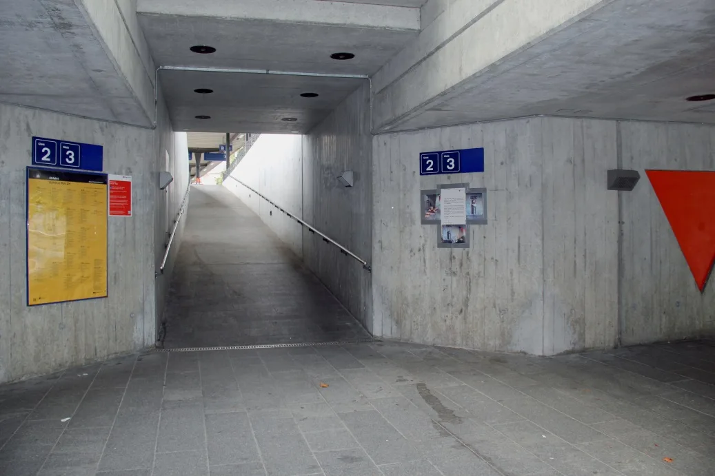 In der Unterführung beim Bahnhof Rüti endete das Zusammentreffen von Jugendlichen mit einem Raub.