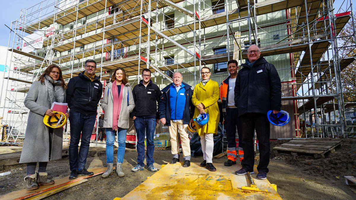 03_baustelle_asylwohnheim_fehraltorf Verena Hubmann (dritte v.r.) und die weiteren Verantwortlichen freuen sich über die Entwicklung des Wohnheims., Das Gebäude soll im April 2020 bezogen werden. , Auch das Innere kann sich bereits sehen lassen - das hier wird einmal das Wohnzimmer sein., Die sogenannten Schaltzimmer sorgen für mehr Flexibilität innerhalb der Wohnungen.