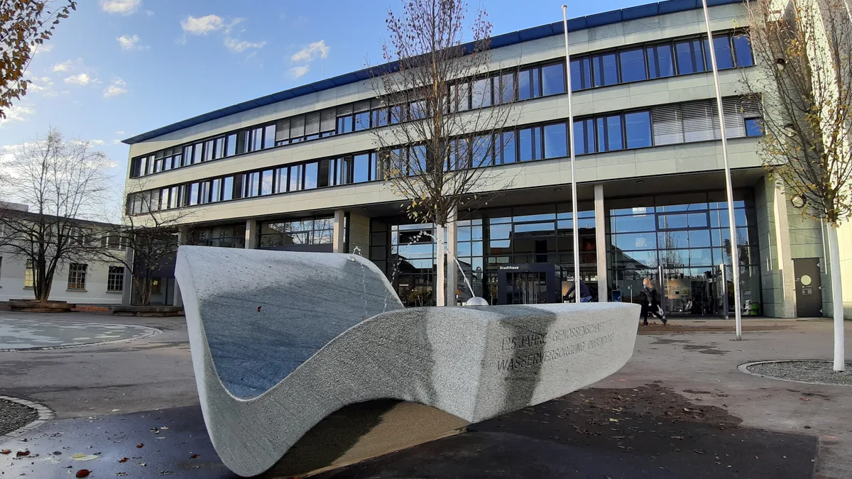 Der neue Brunnen vor dem Stadthaus hat die Kasse nicht belastet; er war ein Geschenk der Genossenschaft Wasserversorgung.
