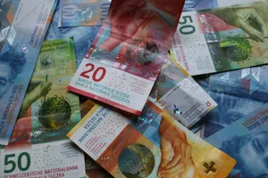 15_finanzen_banknoten_2_eh Mit gefälschten Papieren ertrog sich ein Italiener mehrere zehntausend Franken Versicherungsprovisionen.