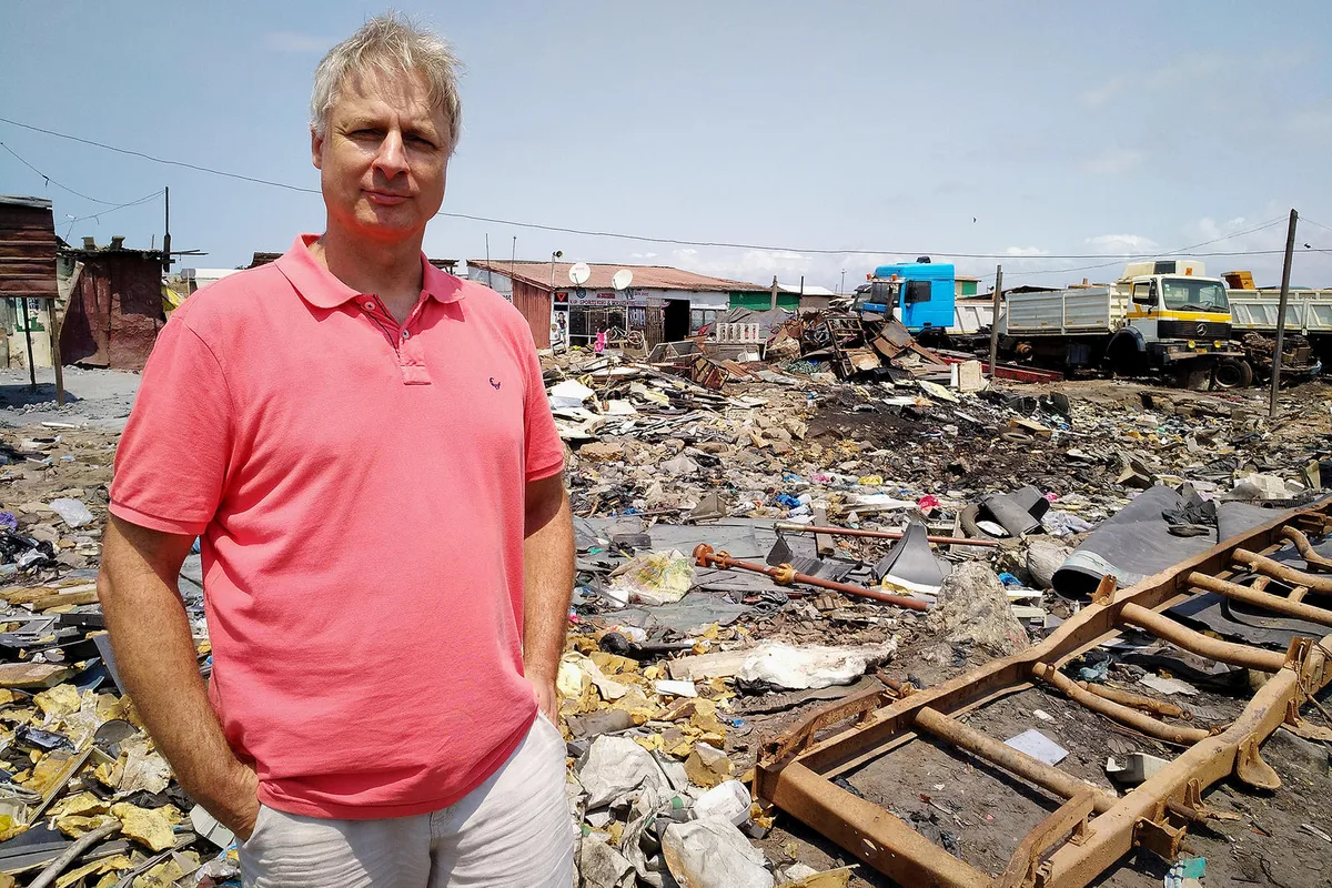 5852274 Mathias Schluep auf dem informellen Schrottplatz Agbogbloshie in Accra, der Hauptstadt von Ghana. , Die Kühlschränke werden zwar pflichtbewusst auseinandergenommen, doch die Isolierschäume stapeln sich im Hintergrund. , Danach werden sie verbrannt, um den Abfall zu reduzieren. , Andere Arbeiter schmelzen Aluminium ein, das dann zu Barren geformt und als Rohmaterial weiterverkauft wird. , Aussortiertes Kupfer wird zurück nach Europa exportiert. , Die nächste Ladung alter Computer steht schon bereit. , Mit der Hilfe von Mathias Schluep soll sich die Situation verbessern – für Mensch und Umwelt.