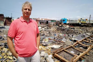 5852274 Mathias Schluep auf dem informellen Schrottplatz Agbogbloshie in Accra, der Hauptstadt von Ghana. , Die Kühlschränke werden zwar pflichtbewusst auseinandergenommen, doch die Isolierschäume stapeln sich im Hintergrund. , Danach werden sie verbrannt, um den Abfall zu reduzieren. , Andere Arbeiter schmelzen Aluminium ein, das dann zu Barren geformt und als Rohmaterial weiterverkauft wird. , Aussortiertes Kupfer wird zurück nach Europa exportiert. , Die nächste Ladung alter Computer steht schon bereit. , Mit der Hilfe von Mathias Schluep soll sich die Situation verbessern – für Mensch und Umwelt.