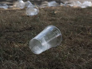 beverage-cups-2147902_1920 Einweg-Plastikbecher wird es am nächsten Dorffäscht mit Sicherheit nicht mehr geben. , Ob auch Plastikbesteck vom Festplatz verbannt wird, ist noch nicht klar.