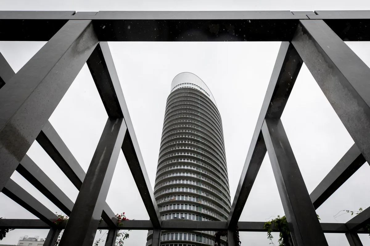 uster_09102019_jabee_crm_3_preview Der Jabee-Tower ist das höchste Wohnhaus der Schweiz. Hier im Bild die Pergola im neu erstellten Park. , Der Park ist öffentlich zugänglich. , Auf dem Dach befindet sich nicht etwa ein Heli-Landeplatz, sondern die Haustechnik. , Eine Plastik des Künstlers Yvan «Lozzi» Pestalozzi., Der Blick vom Dach nach Osten., Und hier in Richtung Bahnhof Stettbach.
