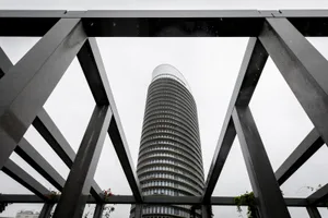 uster_09102019_jabee_crm_3_preview Der Jabee-Tower ist das höchste Wohnhaus der Schweiz. Hier im Bild die Pergola im neu erstellten Park. , Der Park ist öffentlich zugänglich. , Auf dem Dach befindet sich nicht etwa ein Heli-Landeplatz, sondern die Haustechnik. , Eine Plastik des Künstlers Yvan «Lozzi» Pestalozzi., Der Blick vom Dach nach Osten., Und hier in Richtung Bahnhof Stettbach.