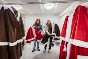uster_06122019_samichlaus_crm_3-1 Humoria-Präsidentin Sandra Pauli (links) und Helferin Erika Wagner sind mit den neuen Gebührenverordnung der Stadt unzufrieden., Vereinsmitglieder und Helfer machen sich für ihre Chlaus-Hausbesuche bereit., In diesem Jahr muss der Fasnachts- und Chlausverein auch Gebühren für die Beschallung des öffentlichen Raums bezahlen., Nachdem im letzten Jahr die Gebühren noch tiefer waren, muss der Verein sich nun um zusätzliche finanzielle Mittel bemühen.