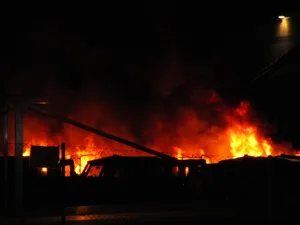 150927-hinwil Beim nächtlichen Brandanschlag in Hinwil im September 2015 wurden mehrere Militärfahrzeuge beschädigt.