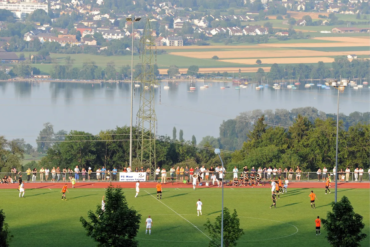 Die Verantwortlichen des FC Maur bekämpften den Einbau eines Mehrzweckraums und einer Garderobenanlage in der Mehrzweckhalle., Dagegen sprach sich der Verein UHC Pfannenstiel für das Umbauprojekt aus., FC-Maur-Präsident Kurt Plattner wird wohl weiterhin für das Chlubhaus seiner Träume kämpfen.