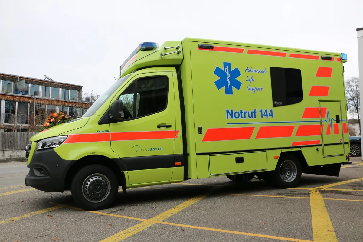 Der neue Rettungswagen des Rettungsdienstes Uster: der fünfte identische in der Reihe., Diverse Schubladen fürs Equipment und Platz zum Arbeiten: Blick ins Innere des Rettungswagens., Diverse Schubladen fürs Equipment und Platz zum Arbeiten: Blick ins Innere des Rettungswagens., Der neue Rettungswagen des Rettungsdienstes Uster: der fünfte identische in der Reihe.