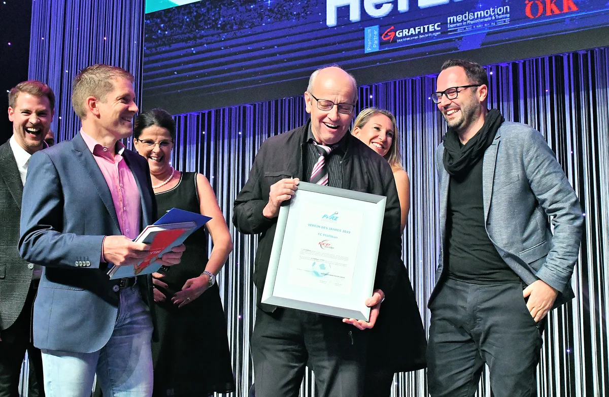 fc_pfaeffikon_praesi_max_haechler_foto_fue_dsc_9750 Pfäffikons Präsident Max Hächler mit der Siegerurkunde auf der Bühne., Der FC Pfäffikon erzielte die meisten Stimmen an der Gala., Der Walder Drazen Blazenovic gehörte zu den drei nominierten Schiedsrichtern.