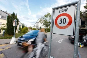 duebendorf_19092013_zone30_naz-10_preview Anwohner von Egg forderten an der Leestrasse eine Tempo-30-Zone., Im besten Fall sogar eine Begegnungszone., Der Gemeinderat von Egg sagte Nein. Im Bild: Gemeindepräsident Tobias Bolliger.