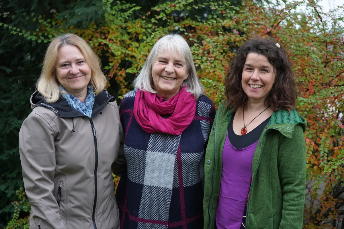 20191219_trauercafe Monika Bosshard und Astrid Fasching, die Betreiberinnen des Trauercafés Papillon, mit VBSZO-Präsidentin Susy Stahl (Mitte).