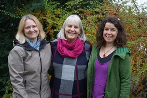 20191219_trauercafe Monika Bosshard und Astrid Fasching, die Betreiberinnen des Trauercafés Papillon, mit VBSZO-Präsidentin Susy Stahl (Mitte).
