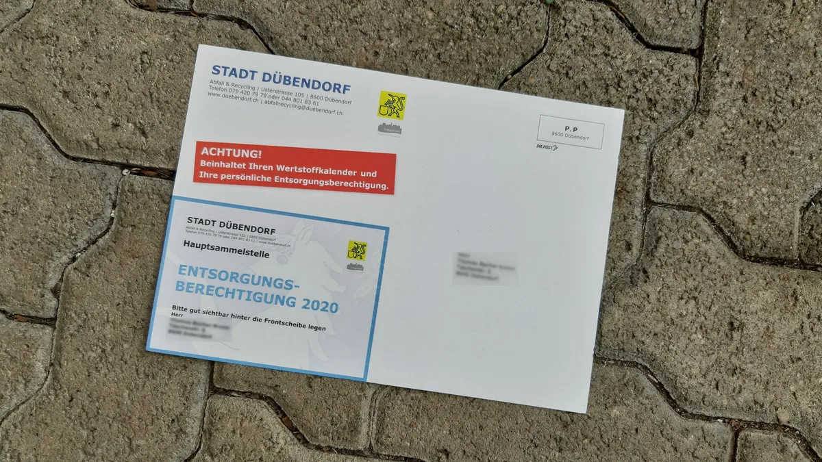 nehmen Damit kommt man rein: die nigelnagelneue Entsorgungsberechtigungskarte 2020., «Das Vorgehen war formal falsch», sagt Tiefbauvorstand Jürgen Besmer (FDP). , Die Hauptsammelstelle in Dübendorf litt zwischenzeitlich unter starker Konkurrenz.