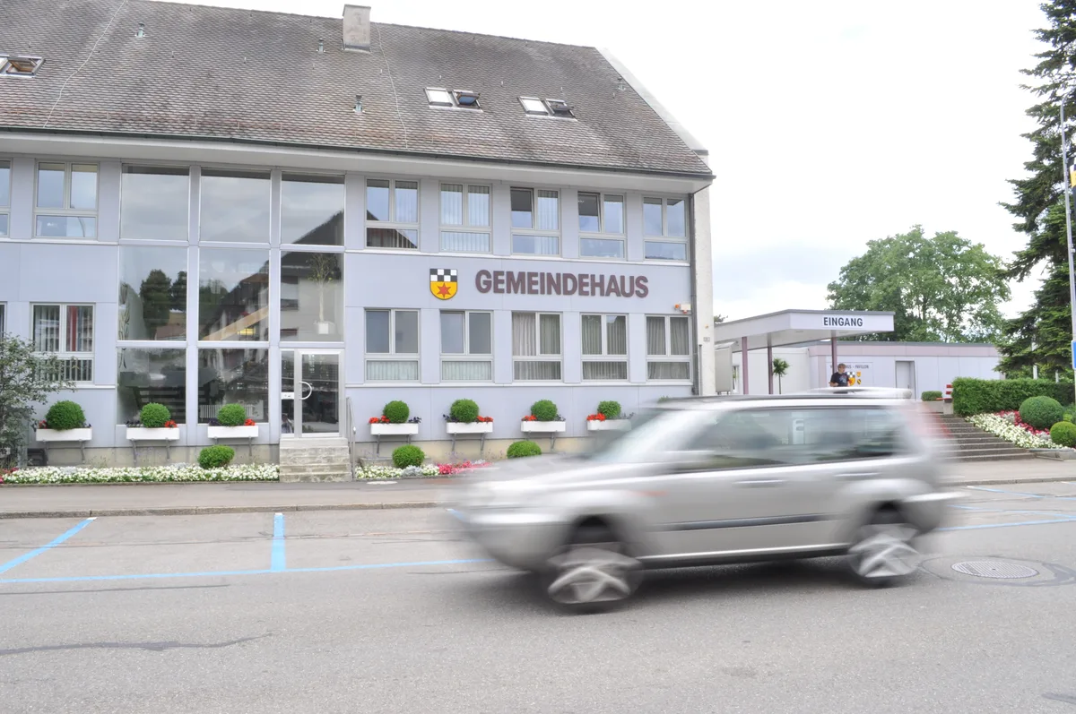 Im nächsten Mai sollen die Voketswiler in einem ersten Schritt über die Einheitsgemeinde entscheiden., Schulpräsident Yves Krismer (FDP) will eine Gespräch auf Augenhöhe., Gemeindepräsident Jean-Philippe Pinto (CVP) zeigt sich erfreut über die eingegangene Initiative.