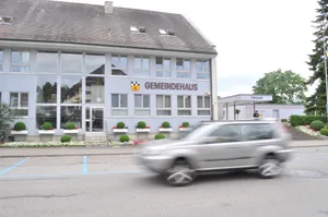 gemeindehaus_volketswil-4 Im nächsten Mai sollen die Voketswiler in einem ersten Schritt über die Einheitsgemeinde entscheiden., Schulpräsident Yves Krismer (FDP) will eine Gespräch auf Augenhöhe., Gemeindepräsident Jean-Philippe Pinto (CVP) zeigt sich erfreut über die eingegangene Initiative.