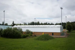 uster_21062016_provisorische3fachturnhalle_sbo_11 Wir nun entsorgt, statt verkauft: Die Dreifachturnhalle im Buchholz in Uster., , , Auf diesem Land wurde sie einst gebaut und hier soll bald ein Biodiversitätsprojekt hin.