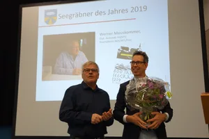 dsc04094 Gemeindepräsident Marco Pezzatti (FDP) gratuliert Werner Messikommer (links) zur Auszeichnung als Seegräbner des Jahres., Werner Messikommer (links) engagiert sich seit Jahren für Seegräben und organisierte auch die 800-Jahr-Feier., Rund 150 Einwohner besuchten den Neujahrsapéro., Die Seegräbner hören der Rede des Gemeindepräsidenten zu., Gemeindepräsident Marco Pezzatti (FDP) sprach über Ignoranz., Angesichts des Besucheraufmarsches war die Turnhalle die richtige Lokalität für den Neujahrsapéro.