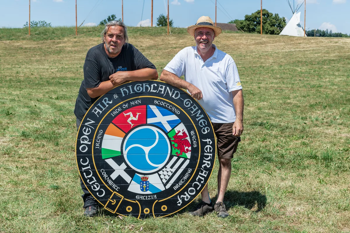 25072018_highland_games_fehraltorf_gu_04 Die beiden Highlander Ernst Huwyler (r.) und Christoph Kessler verband eine enge Freundschaft., Kessler war auch in der Gastronomie tätig. Seit 2000 führte er das Restaurant auf dem Flugplatz Speck., Das Restaurant wird von Chrigi Kesslers Tochter Cheyenne weitergeführt. Diese erbt den Gastrobetrieb., Zusammen mit Geschäftspartner Marco Caviezel (r.) baute Kessler in Pfäffikon den Motorrad-Treffpunkt «Bikers Base» auf., In der Tennishalle Schanz, wo die «Bikers Base» entstehen soll, gastierte letzten Herbst das «Whiskyschiff»., Kessler machte Fehraltorf zur Wiege der Highland Games in der Schweiz. Er war Ehrenpräsident des Vereins Highlander Fehraltorf., 2001 mit knapp 150 Zuschauern begonnen, mauserten sich die Highland Games zum Grossanlass mit mehreren Tausend Besuchern.