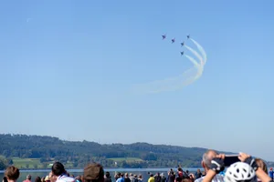 uster_greifenseelaufimpressionen_uster_23-09-2019_tz_mav_7 Zum Jubiläum des Greifenseelaufs flog die Patrouille Suisse über Uster., Wegen des Lärms und der Umweltbelastung gab es Reklamationen., Viele Zuschauer verfolgten das Spektakel während des Greifenseelaufs., Im Naturschutzgebiet brüten auch viele Vögel., Bei der Stadt macht man in Sachen Flugshow eine Kehrtwende: Nun zeigt sich die Stadt kritisch., Die Armee will die CO2-Emissionen drastisch senken. Das könnten Armeeangehörige mit umveltfreundlichen Fahrzeugen schaffen.