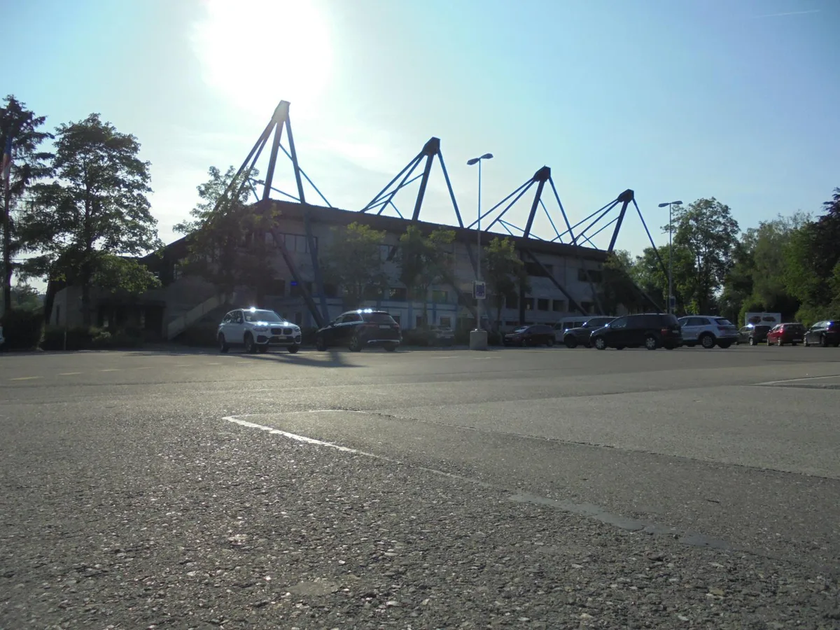 dsc00749_preview_1 Gemäss den Initianten kosten die Gebühren einen Nachwuchstrainer bis zu 200 Franken pro Jahr. Im Bild die Eishalle Im Chreis.