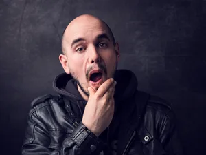 stefan_stucki_ii Renato Kaiser hat sich als Slam Poet und Satiriker einen Namen gemacht. Er ist Träger des Kleinkunstpreises Salzburger Stier., Kaiser schreibt auch für das Onlineportal Watson und tritt regelmässig im Casinotheater Winterthur auf., Gewandt bewegt sich der 34-Jährige auf Facebook und Youtube.