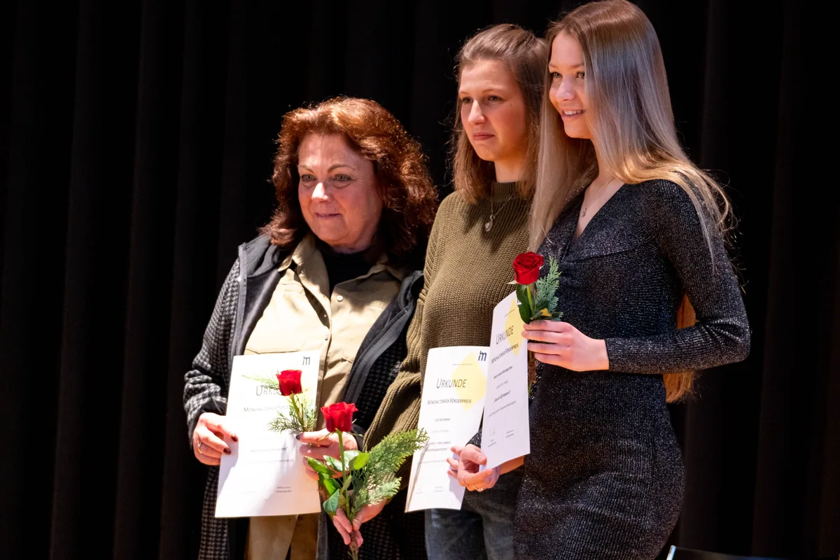 Die drei Frauen sind die ersten Förderpreisträger der Gemeinde., Gemeinderätin Andrea Larry (SP) zeichnete Esther Bisig, Lisa Suremann und Marie-Sophie Baumgartner aus (von links)., Zum Neujahrsapéro in den Mönchhof kamen am Sonntag viele Leute., Gemeindepräsident Urs Graf (FDP) gab einen Ausblick aufs laufende Jahr.