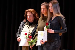 moenchaltorf_2020_apero-14 Die drei Frauen sind die ersten Förderpreisträger der Gemeinde., Gemeinderätin Andrea Larry (SP) zeichnete Esther Bisig, Lisa Suremann und Marie-Sophie Baumgartner aus (von links)., Zum Neujahrsapéro in den Mönchhof kamen am Sonntag viele Leute., Gemeindepräsident Urs Graf (FDP) gab einen Ausblick aufs laufende Jahr.