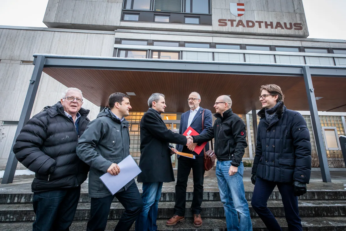 Bürgerlicher Widerstand: Übergabe der Referendumsbögen gegen die Abstellplatzverordnung vor dem Stadthaus.