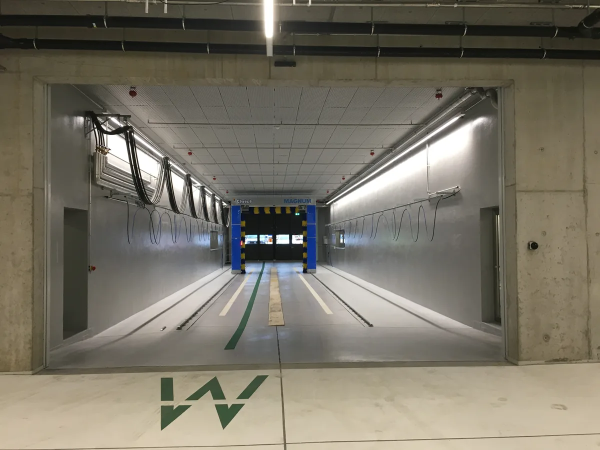 vzo_busgarage_wetzikon_1_0 Die VZO haben Mitte Dezember das neue Busdepot auf dem Wetziker Schellerareal bezogen., Die Aktion musste zeitgleich mit dem Fahrplanwechsel durchgeführt werden. , VZO-Direktor Werner Trachsel bezeichnet das Ganze als logistische Meisterleistung. , Oberhalb des Busdepots entstehen derzeit noch 37 Klassenzimmer. Das Schulhaus soll noch diesen Sommer eröffnet werden.