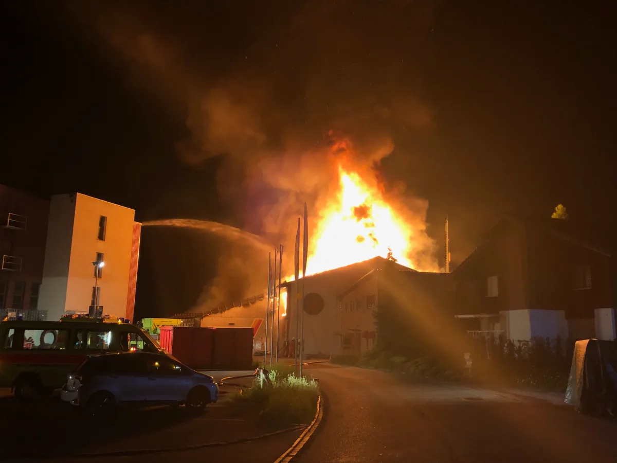 Der Brand im Hinwiler Recyclingbetrieb war das weitaus grösste Schadenereignis 2019 im Bezirk.     (Foto: Kantonspolizei Zürich), Andy Schnyder (links) folgte als Präsident des Hinwiler Bezirks-Feuerwehrverbandes auf Andreas Scholz. (Foto:Ernst Hilfiker)
