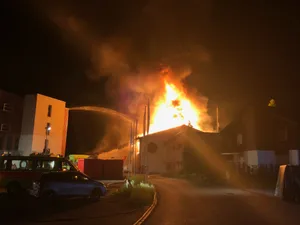 h_3_kpzh_0 Der Brand im Hinwiler Recyclingbetrieb war das weitaus grösste Schadenereignis 2019 im Bezirk. (Foto: Kantonspolizei Zürich), Andy Schnyder (links) folgte als Präsident des Hinwiler Bezirks-Feuerwehrverbandes auf Andreas Scholz. (Foto:Ernst Hilfiker)