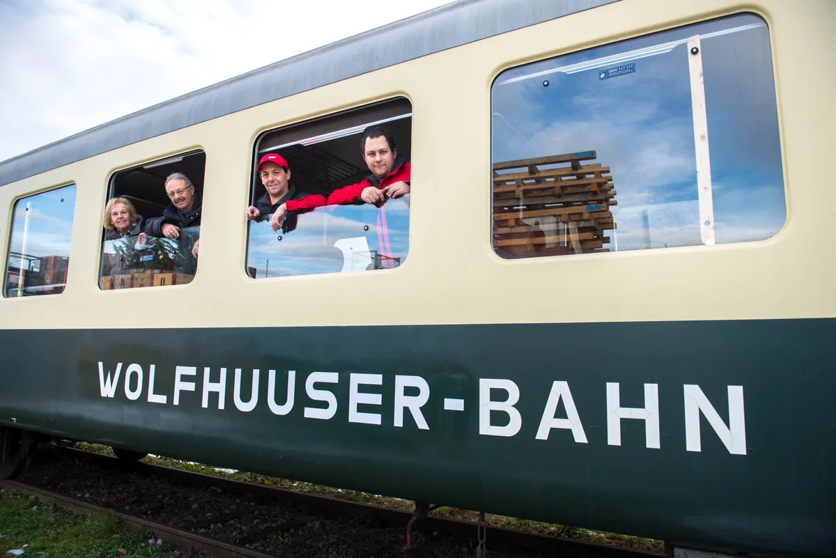Die Wolfhauser Bahn bedeutet den Bubikern viel. Sie wehren sich gegen den Verkauf des Gleises in Wolfhausen., Der Gemeinderat hat beschlossen, fünf Parzellen mit dem Stammgleis zu verkaufen. Zwei Interessenten gibt es bereits. , Ein potenzieller Käufer ist laut mehreren Quellen die Firma Schulthess Maschinen, deren Areal das Gleis durchkreuzt., Der Besitzer des alten Bahnhofs Wolfhausen will ebenfalls eine Parzelle kaufen, aber um die Bahn zu retten. , Die Weiche nach Wolfhausen wurde bereits 2013 herausgebaut. Seither dient das Stammgleis nur noch für Plauschfahrten.